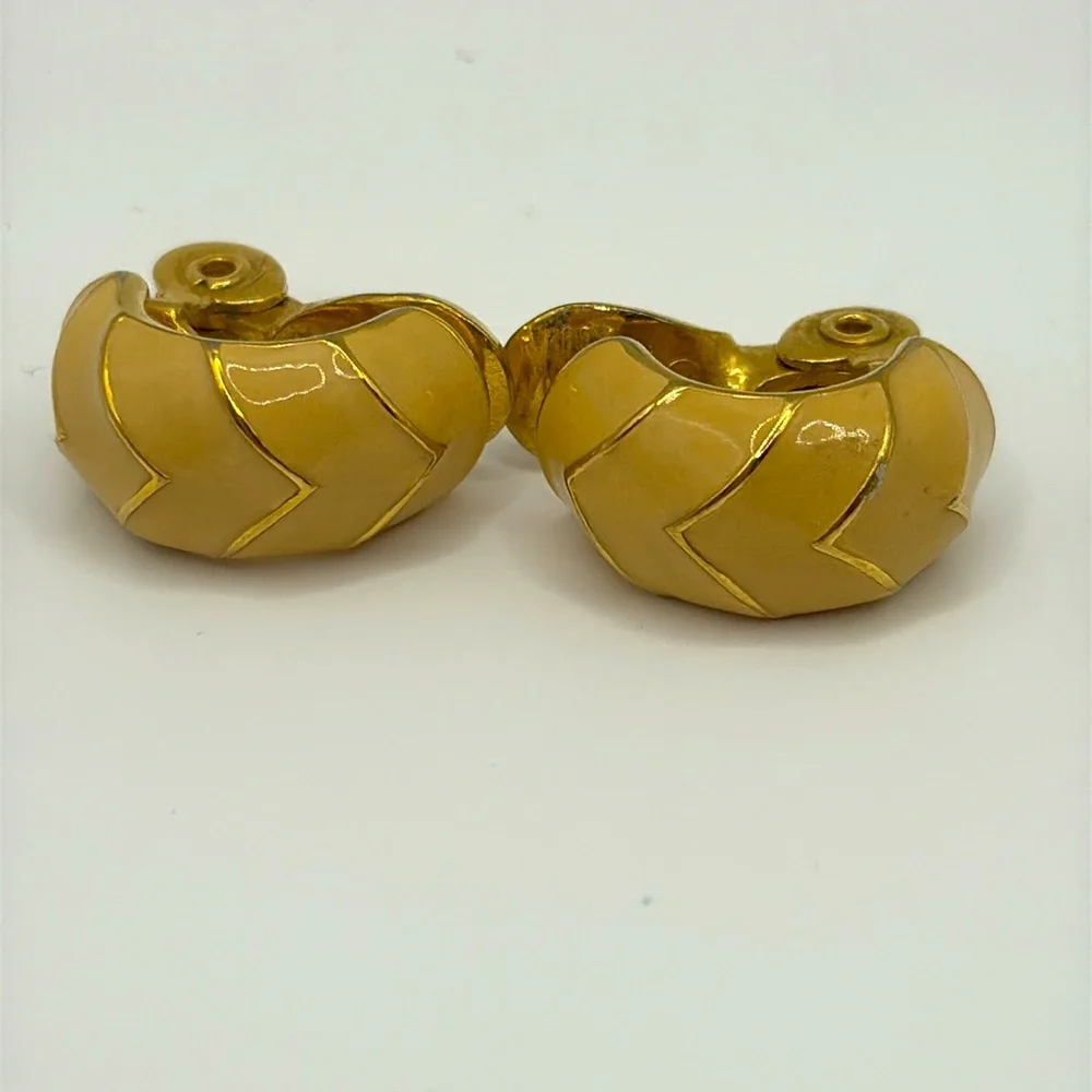 Monet Chevron Gold and Cream Tan Clip On Earrings Lever Back Hoops J Hoop - Picture 6 of 6